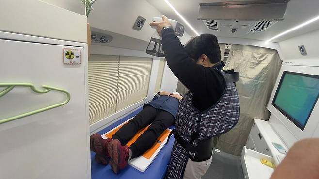 17일 오후 부산 수영구노인복지관 앞의 부산성모병원 의료버스에서 한 검사자가 방사선 촬영을 하고 있다. 부산성모병원 제공
