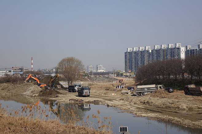 2024년 3월15일 전북 전주 전주천과 삼천이 만나는 두물머리에서 준설공사가 이뤄지고 있다. 이 일대는 법정보호종 흰목물떼새와 수달의 서식지다. 김양진 기자