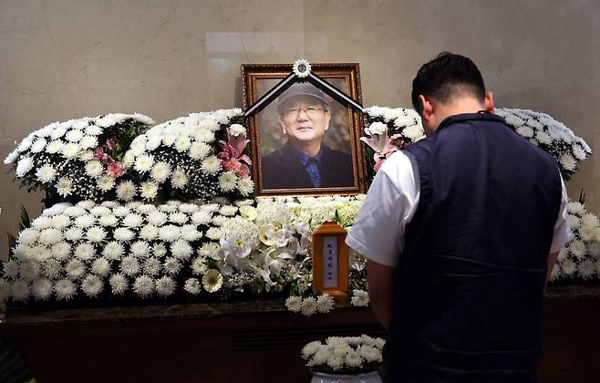 빈소가 마련된 서울 서대문구 연세대학교 신촌장례식장에서 18일 오후 한 조문객이 고인의 명복을 빌고 있다. 김경호 선임기자