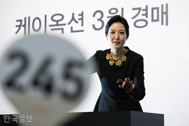 14년 동안 누적된 낙찰 총액만 약 4,400억 원, 그의 손에 들린 경매봉이 경매판 위에 떨어질 때마다 수억 원이 춤을 춘다. 손이천 케이옥션 수석 경매사를 지난달 20일 서울 강남구 신사동 케이옥션 본사에서 만났다. 매달 열리는 현장 경매날이었다. 이한호 기자