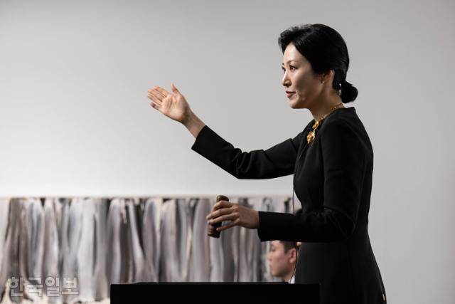 경매장은 어수선하다. 전화로 대리 응찰을 하는 직원들의 통화 소리와 현장 고객들의 말소리가 어지럽게 뒤섞인다. 경매사는 그런 상황에서도 좌중을 집중시켜야 한다. 무게감 있는 카리스마가 필요하다. 이한호 기자