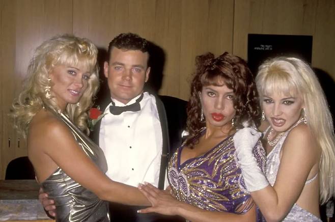 과거 자신의 이야기를 소개로 한 두 편의 포르노 영화에 출연했던 존 웨인 보빗이 영화에 함께 출연한 배우들과 찍은 사진./사진=뉴욕 포스트