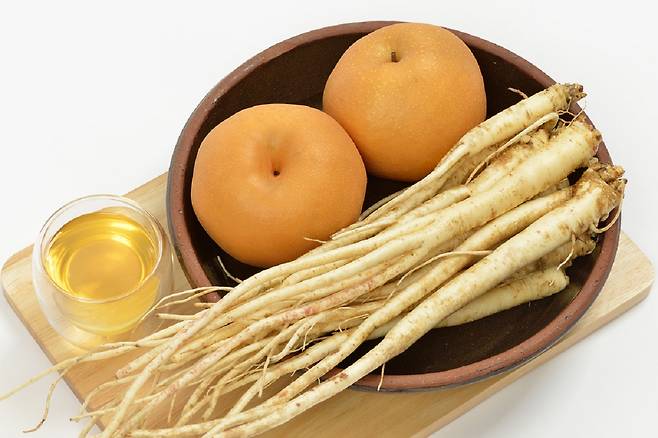 도라지 속 사포닌 성분은 목 안 점막을 자극해 점액 분비를 활성화시켜 점막을 촉촉하게 해준다./사진=클립아트코리아