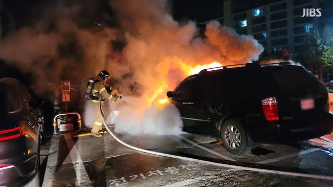 오늘(19일) 새벽 5시쯤 제주시 노형동 한 빌라 야외 주차장에 주차된 SUV 차량에서 불이나 진화작업이 이뤄지는 모습 (사진, 제주소방안전본부)