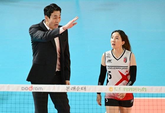 11일 대전 충무체육관에서 열린 페퍼저축은행과 경기에서 작전을 지시하는 고희진 정관장 감독(왼쪽)과 리베로 노란. 사진 한국배구연맹