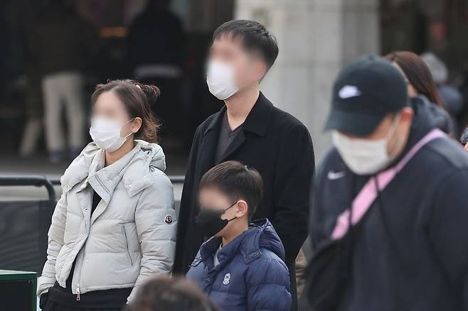 서울 종로구 광화문광장에서 마스크를 쓴 시민들 모습. 사진=연합뉴스