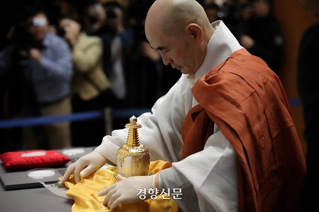 봉선사 주지 호산 스님이 19일 서울 종로구 한국불교역사문화기념관에서 열린 보스턴 미술관 소장 회암사 사리 이운 고불식을 봉행하고 있다. 이번에 미국 보스턴 미술관에서 반환된 사리는 가섭불, 정광불, 석가불, 지공선사, 나옹선사의 사리로, 사리구에 적혀있는 명문을 통해 여래와 역대 조사의 진신사리임이 확인됐다. 성동훈 기자