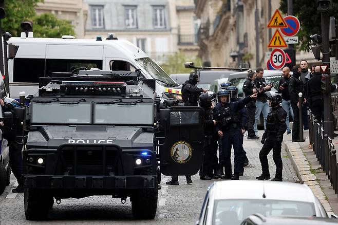 프랑스 경찰 특공여단(BRI) 소속 대원들이 19일(현지시간) 파리 주재 이란 영사관 앞에서 대기하고 있는 모습. [사진 출처 = 로이터, 연합뉴스]