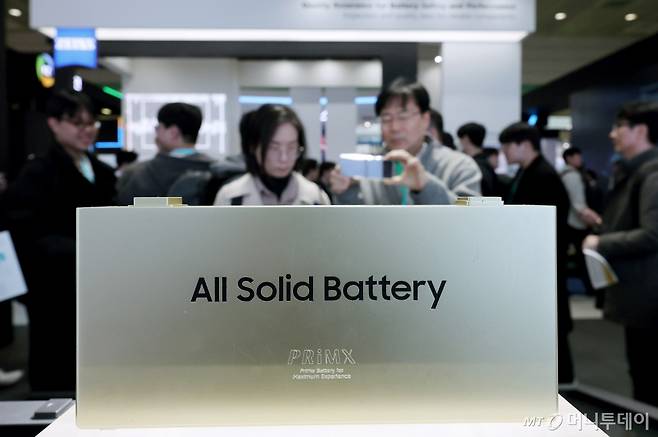 [서울=뉴시스] 김진아 기자 =  6일 서울 강남구 코엑스에서 열린 '인터배터리 2024' 삼성SDI 부스에서 관람객들이 전고체 배터리 기술을 살펴보고 있다. 2024.03.06. bluesoda@newsis.com /사진=김진아
