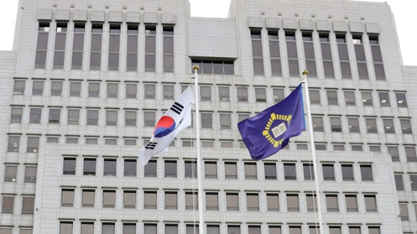 코로나19 확진 후 동선을 숨긴 공무원이 벌금 2000만원을 선고받았다. 사진은 서울 서초구 대법원 전경. /사진=뉴시스