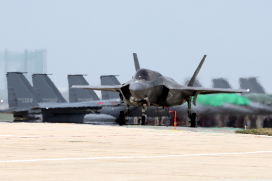19일 전북 군산 공군기지에서 열린 ‘2024년 연합편대군 종합훈련(KFT·Korea Flying Training)’에서 미해병대 F-35B 스텔스 전투기가 이륙을 위해 이동을 하고 있다. 국방일보 제공