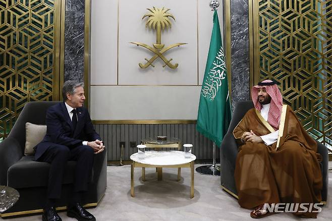 [제다=AP/뉴시스] 토니 블링컨 미국 국무장관이 지난달 20일(현지시각) 사우디아라비아 제다에서 모하메드 빈 살만 사우디 왕세자와 회담하고 있다. 미국이 이스라엘이 팔레스타인 국가 수립에 동의하도록 설득해 사우디와 수교 협상을 진전시킬 계획이라고 미 월스트리트저널(WSJ)이 18일 보도했다. 2024.04.19.