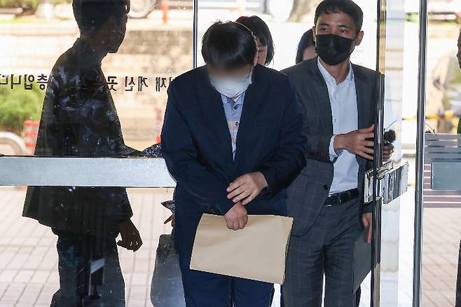 영장심사 출석하는 LH 감리 심사위원     (서울=연합뉴스) 서대연 기자 = 한국토지주택공사(LH)가 발주한 아파트 건설사업관리용역(감리) 입찰에 참여한 업체들로부터 거액의 뇌물을 수수한 혐의를 받는 심사위원이 18일 오전 서울 서초구 서울중앙지방법원에서 열리는 구속 전 피의자 심문(영장심사)에 출석하고 있다. 2024.4.18     dwise@yna.co.kr (끝)   연합뉴스