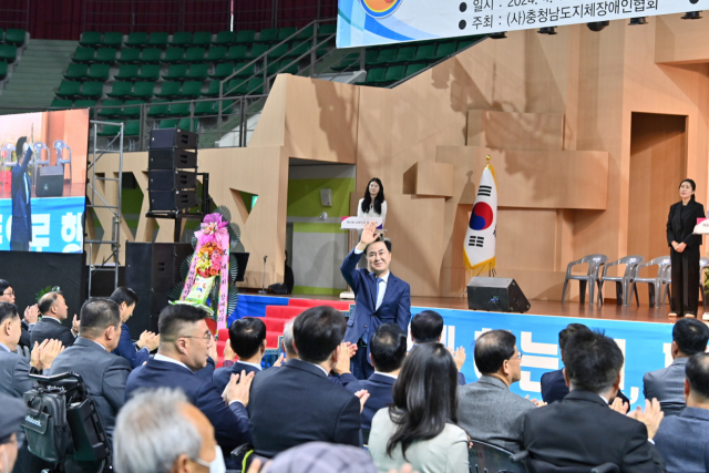 ▲제44회 충남도 장애인의 날 기념식에서 김태흠 충남지사가 참석자들에게 손을 들어 인사하고 있다 ⓒ충남도