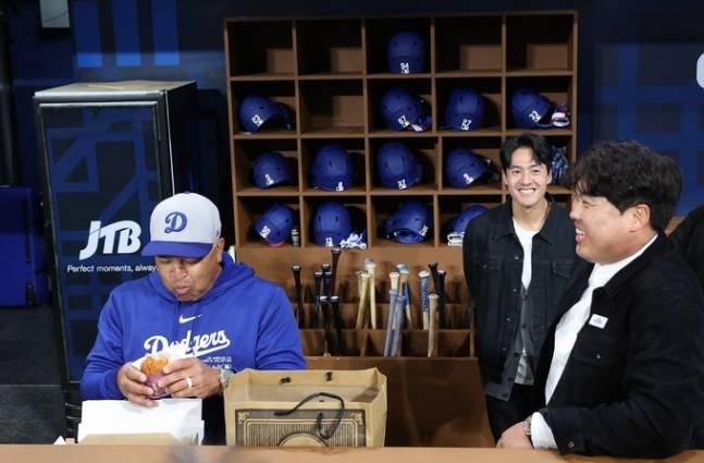 류현진이 지난달 20일 서울 고척스카이돔에서 2024년 미국프로야구 메이저리그(MLB) 정규시즌 개막전 로스앤젤레스 다저스와 샌디에이고 파드리스의 경기를 앞두고 데이브 로버츠 로스앤젤레스 다저스 감독과 만나 대화를 나누고 있다. 연합뉴스