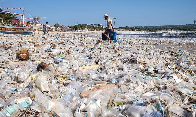 우리가 버린 후 잊어버리는 쓰레기는 제대로 처리되지 못하고 지구를 병들게 한다. 사진은 최근 인도네시아 발리 크동아난 해변이 비닐봉지와 플라스틱 쓰레기들로 뒤덮인 모습. 폐기물 처리 시스템이 미비한 발리의 해안가는 우기(12∼3월) 때마다 떠밀려 온 각종 쓰레기로 몸살을 앓는다. 세계일보 자료사진