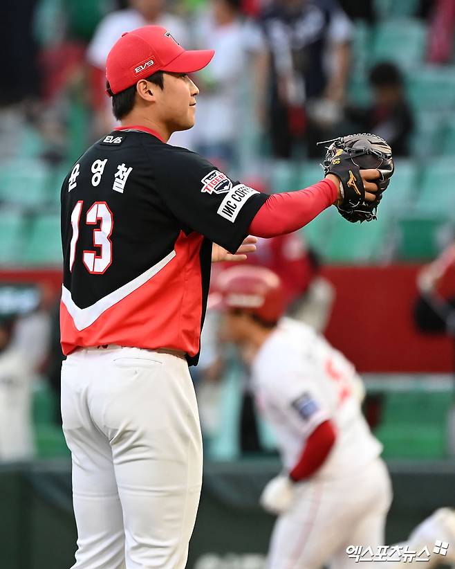 18일 오후 인천SSG랜더스필드에서 열린 2024 신한 SOL Bank KBO리그 KIA 타이거즈와 SSG 랜더스의 경기, 1회말 2사 1루 KIA 선발투수 윤영철이 SSG 한유섬에게 투런 홈런을 허용한 후 아쉬워하고 있다. 인천, 김한준 기자