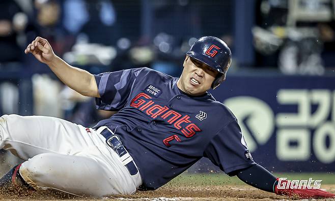 롯데 자이언츠 캡틴 전준우. 18일 서울 잠실야구장에서 열린 2024 신한 SOL Bank KBO리그 LG 트윈스와 시즌 3차전에서 안타와 타점을 기록했다. 3회초 종료 후 발생한 벤치 클리어링에서는 선수들을 안정시키는 등 캡틴의 역할까지 다했다. 사진 롯데 자이언츠