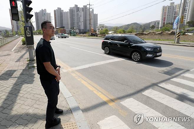 국내 첫 급발진 의심 사고 재연 시험 (강릉=연합뉴스) 박영서 기자 = 강원 강릉에서 2022년 12월 이도현(사망 당시 12세) 군이 숨진 차량 급발진 의심 사고와 관련해 차량의 결함에 의한 급발진 여부를 밝힐 '재연 시험'이 19일 오후 강릉시 회산로에서 진행됐다. 도현 군의 아버지 이상훈씨가 재연 시험을 지켜보고 있다. 2024.4.19 conanys@yna.co.kr