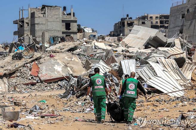 가자시티 알시파 병원 인근에서 사망자의 시신을 옮기는 응급구조대원들 [AFP 연합뉴스 자료사진. 재판매 및 DB 금지]