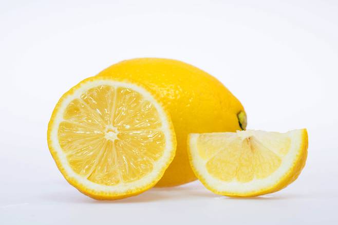레몬에는 구연산이 함유되어 있어 소변의 구연산염 수치를 높이는 데 도움을 준다. [사진= 게티이미지뱅크]