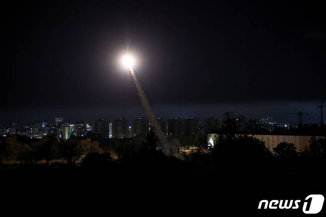 An Israel's Iron Dome anti-missile system fires to intercept a rocket launched from the Gaza Strip, as seen from the city of Ashkelon ⓒ 로이터=뉴스1 ⓒ News1 이종덕 기자
