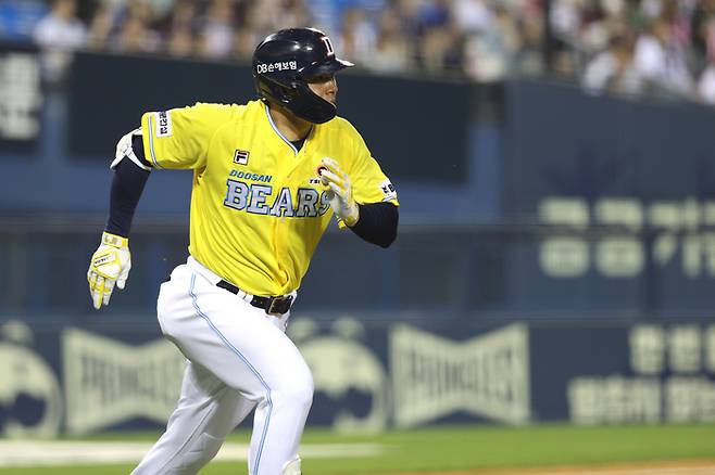 김재환이 4회말 낫아웃 상황에서 재빨리 1루로 달리고 있다. 사진 | 두산베어스