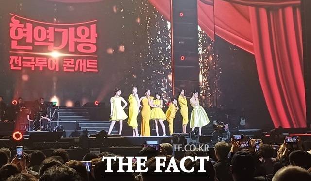 20일 오후 '현역가왕' 전국투어 콘서트 첫날 첫공연에서 올 레드 이미지의 강렬한 단체 의상을 갖춰입은 TOP7은 '못찾겠다 꾀꼬리' 등 신나는 음악으로 포문을 열었다. /KSPO DOME(송파)=강일홍 기자