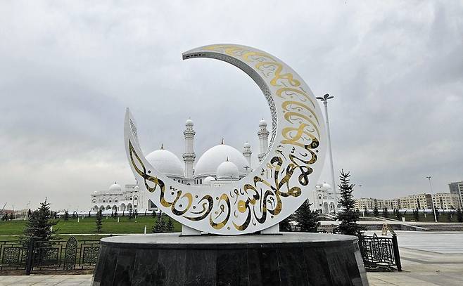 남부 심켄트의 중앙 모스크. 널찍한 광장 앞에는 이슬람을 상징하는 초승달 모양의 조형물을 세워 놓았다. /정지섭 기자
