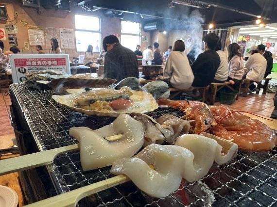 아오모리현 하치노헤 실내 대형 시장인 '핫쇼쿠 센터'에 있는 '시치린 무라'. 시장에서 산 해산물을 숯불구이로 먹을 수 있다. 사진=김경민 도쿄특파원