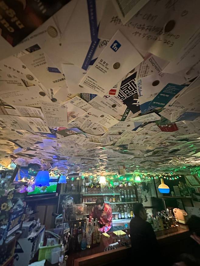 아오모리현 하치노헤 미로쿠요코초에 위치한 '프린스 바'. 이 곳을 방문한 손님들은 가게 천정에 명함을 붙여 추억한다. 사진=김경민 도쿄특파원