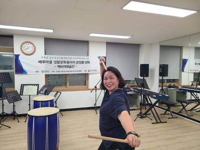 김민진씨가 군위가 가족센터에서 공연 연습을 하던 중 쉬는 시간에 재미있는 포즈로 카메라 앞에 섰다. 김광원 기자