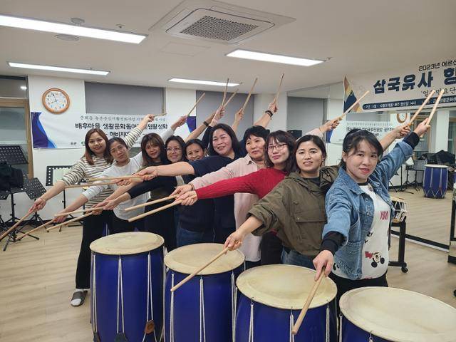 김민진(오른쪽 다섯번째)씨가 군위군 가족센터에서 결혼 이주 여성들과 함께 기념 촬영을 하고 있다. 김광원 기자