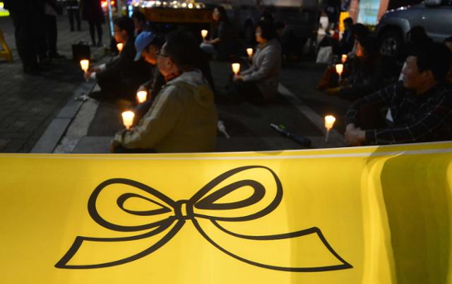 서울 종로구 청운효자동주민센터 앞에서 2014년 4월 29일 열린 세월호 탑승자 무사생환 기원 및 사망자 추모집회에서 참가자들이 촛불을 들고 있다. 뉴시스