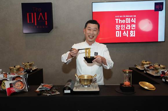 지난 2021년 '더미식 장인라면' 론칭 기자간담회에서 김홍국 하림그룹 회장이 직접 신제품을 소개하고 있다. [사진=아이뉴스24 DB]