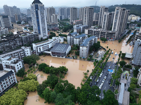 사진은 중국 남동부 푸젠성 푸저우 시내가 제11호 태풍 '하이쿠이'로 인한 홍수로 침수돼 있는 모습. 2023.09.06. [푸저우=AP/뉴시스]