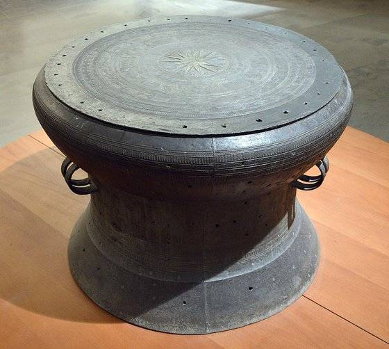 동손(Dong Son) 청동북은 홍방 시대에 나타난 것이다.