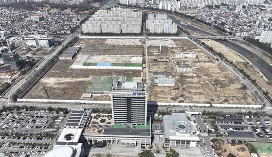 전주 '마지막 노른자 땅'이라 불리는 효자동 옛 대한방직 터를 드론으로 촬영한 모습. 도로를 끼고 전북특별자치도·전북경찰청 청사와 아파트 단지 등이 있다. 사진 ㈜자광