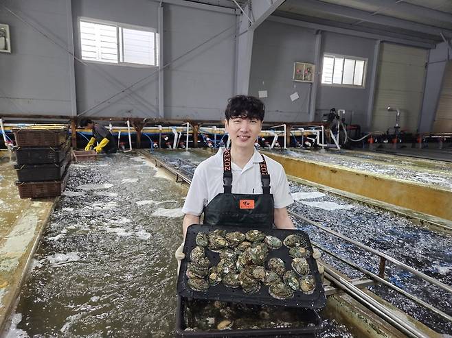 유장영 더풀문 대표가 욱상양식장서 전복 상품을 소개하고 있다.