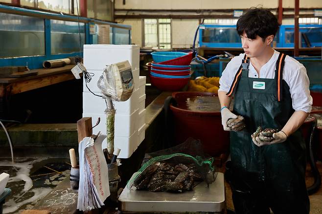 유장영 더풀문 대표가 전복 무게를 측정하고 있다.