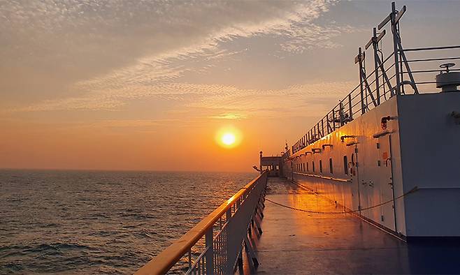 2021년 12월21일 제주로 향하는 하이덱스스토리지㈜의 ‘비욘드 트러스트(Beyond trust·2만7000t급)’호에서 바라본 일출.