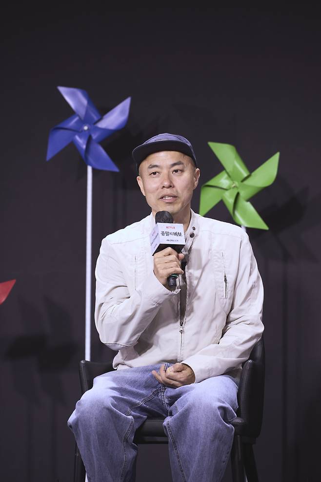 넷플릭스 오리지널 드라마 ‘종말의 바보’를 연출한 김진민 감독이 19일 오후 서울 이태원 몬드리안 호텔에서 열린 드라마 제작발표회에 참석해 발언하고 있다. 사진 넷플릭스