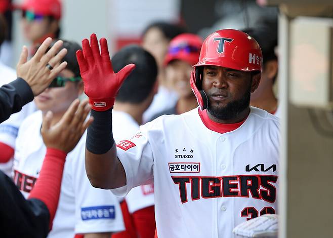 ▲ 시즌 초반 타격 부진에 시달리던 소크라테스는 이범호 감독의 믿음에 부응해야 한다 ⓒKIA타이거즈