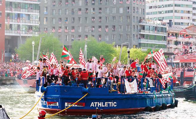 스페인 빌바오 네르비온강에서 4월 12일(현지 시간) 아틀레틱 클루브의 국왕컵 우승을 축하하는 행사가 열렸다. ‘가바라’로 불리는 바지선을 타고 네르비온강을 거슬러 올라가며 우승을 축하하는 게 아틀레틱 클루브의 전통이다. [GETTYIMAGES]