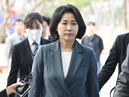 선거법 위반 혐의 공판에 출석 중인 이재명 더불어민주당 대표 배우자 김혜경 씨(출처 뉴시스)