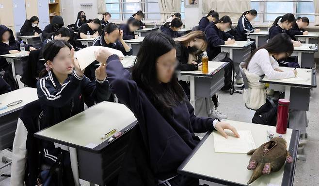 2025학년도 수능 대비 3월 전국연합학력평가가 시행된 28일 서울 강남구 개포고등학교에서 수험생들이 시험 준비를 하고 있다.(사진=뉴시스)