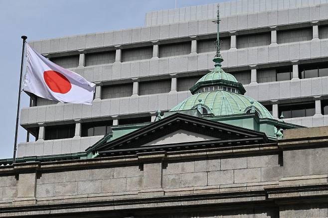 일본 도쿄 중심부에 있는 일본은행(BOJ) 본점 건물 일부에 일본 국기가 휘날리고 있다. (사진=AFP)