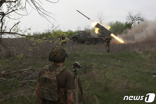 우크라이나 14 독립기계화 여단 포병들이 18일(현지시간) 공방전이 치열한 동부 하르키우에서 러시아군 진영을 향해 구소련제 BM-21 그라드 다연장 로켓을 발사는 모습. 2024.04.19 ⓒ AFP=뉴스1 ⓒ News1 정지윤기자