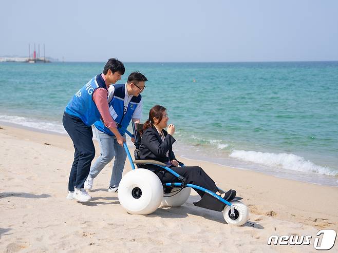 수상 휠체어를 체험하고 있는 장미란 차관(한국관광공사 제공)