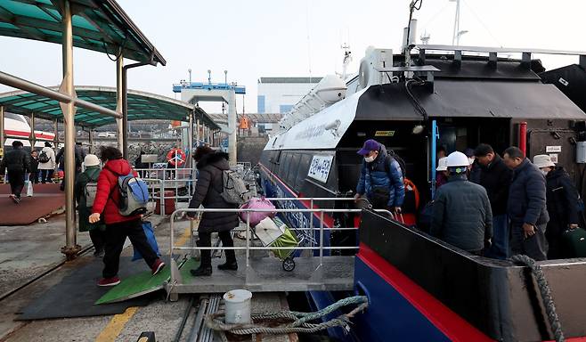 인천 중구 인천항연안여객터미널에 도착한 덕적도 운항 선박에서 승객들이 내리고 있다. /뉴스1